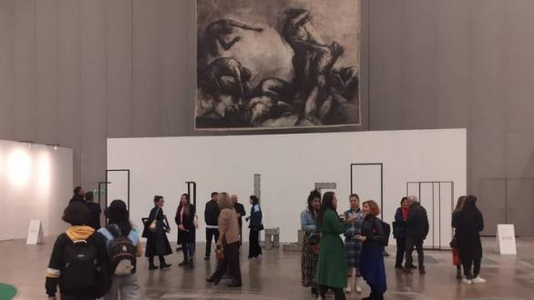  Inmensa pieza de Luis Caballero titulada La cuarta ambición, 1990, participa en la sección Sitio por la galería Alonso Garces y da la bienvenida al público en la entrada de ArtBo 2022 /Foto. Cortesía del autor 