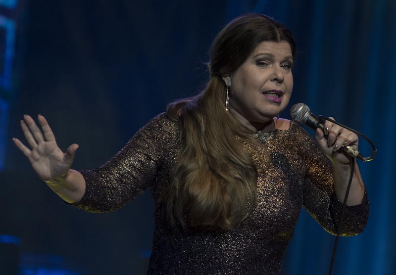 Niurka Reyes sings to Benny