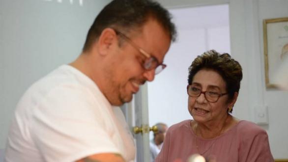 Lester Hamlet junto a Daisy Granados