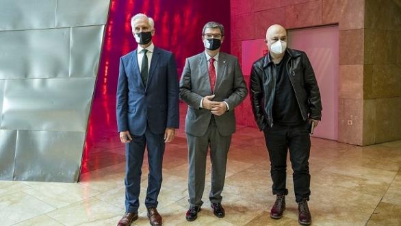 Juan Ignacio Vidarte,  Director General del Museo Guggenheim Bilbao;  Juan Mari Aburto, Alcalde de Bilbao y Calixto Bieito, Director artístico del Teatro Arriaga