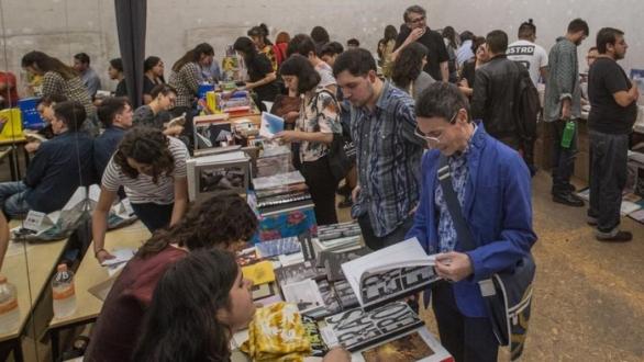 personas en feria de libro PaperWorks. Foro Revista Código