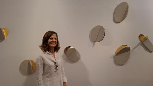 Mercedes Lara junto a su obra 