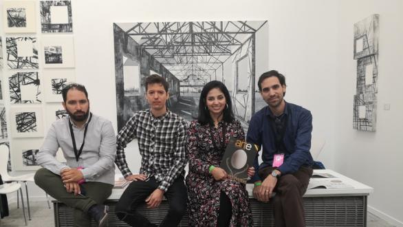 Sandra García y los artistas en el stand de Collage Habana