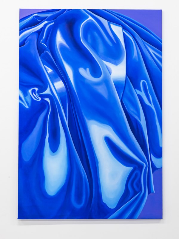ADRIANA BERGES SEVRES Y ULTRAMAR Óleo sobre lienzo/ 146 x 100 cm / 2023