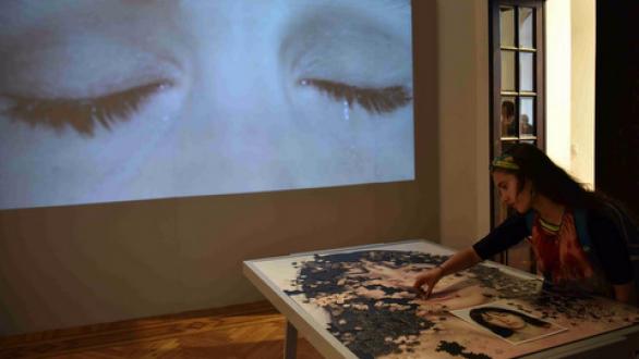 Artista en su mesa de trabajo con pantalla y rompecabeza