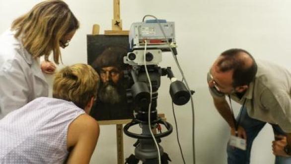 Experts with the University of Barcelona and the Museu Picasso analyzing the artist's Man With a Basque Hat (1895) Photo: Museu Picasso/ Universitat de Barcelona