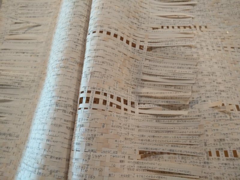El papel y el hilo como símbolo, 2023
