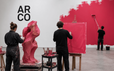 Artistas trabajan en una escultura, un lienzo y una instalación inspirados en el color E94871 elegido por ARCO para su identidad visual de 2027