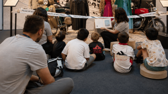 Niños y mediadores culturales participan en una actividad educativa dentro de un museo accesible