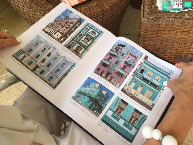 Libro Art Decó en La Habana en manos de su autora Alessandra Anselmi