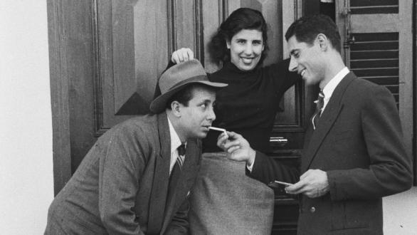 tres personas en la calle 