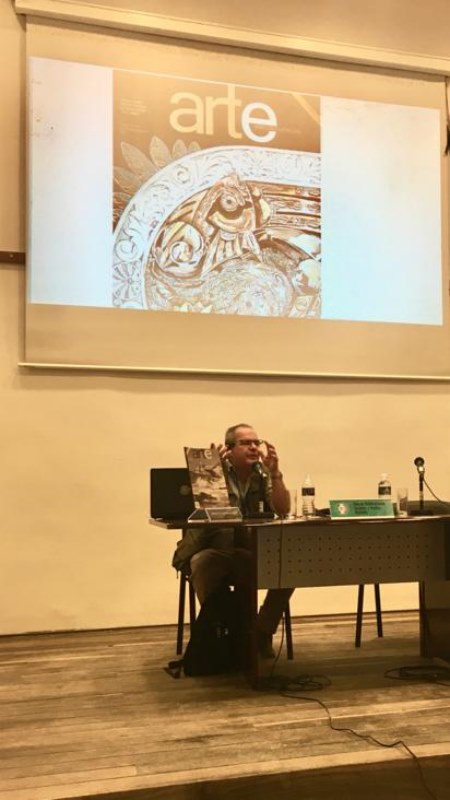 Alexis Triana durante la presentación de Arte por Excelencias 53 en la Feria Internacional del Libro de La Habana 2022