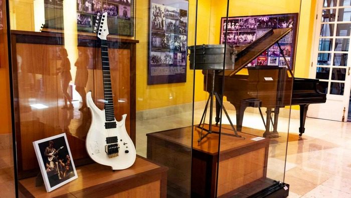 Davide Lo Surdo: La guitarra del músico en la eternidad exhibida en el Museo Nacional cubano