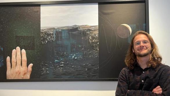 Miguel Sbastida junto a su obra 