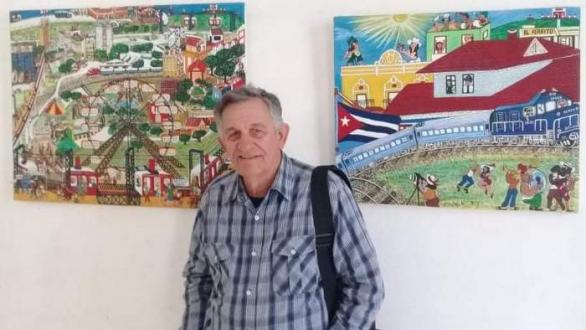 Pavón junto a su obra 