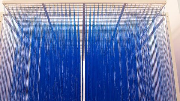 Jesús Soto, vista de Pénétrable BBL, Bleu, 1999. Edición Ávila 2007, 6 x 4,5 x 4 m. en el espacio de Blanca de Navarra 9, Madrid, 2018. View of the Pénétrable BBL, Bleu, 1999. Edición Ávila 2007, 6 x 4,5 x 4 m. at Blanca de Navarra 9, Madrid, 2018.