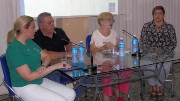 participantes en la conferencia de prensa de arte para mamá