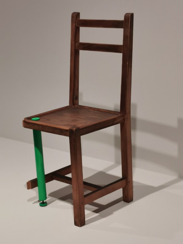 Chaise soignée avec béquille, Studio 5.5 (2004)