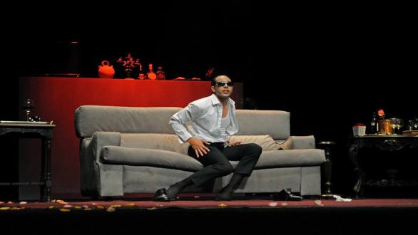 Denys Ramos durante la puesta en escena de Dudo