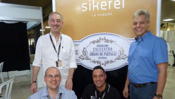 Francesco Minetti, Presidente de Cigar Club Association  y sus colaboradores Di Nunzio Nicola y Maurizio Sorbellini, junto a Angel Miranda, representante de Sikerei Art Gallery en Habanos 2019