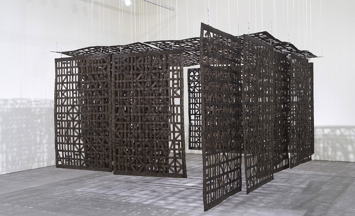Cristina Iglesias. Pavillion Suspended in a Room (II) (2005). Foto Attilio Maranzano