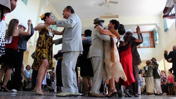 El Danzón cautiva a los bailadores