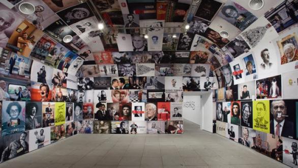 Vista de la sala de la exposición Daniel G. Andújar. Sistema operativo con la obra Dirigentes, Museo Reina Sofía, Madrid, 2015. Fotografía: Joaquín Cortés/Román Lores