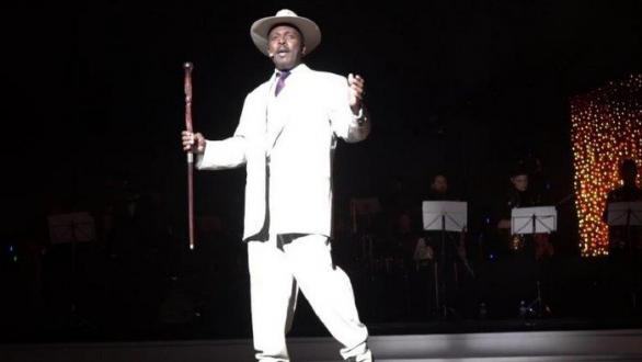 Renny Arozarena interpreta a Benny Moré