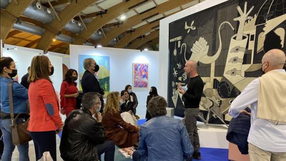 personas ante obra de arte en Art Marbella/Marbella Design