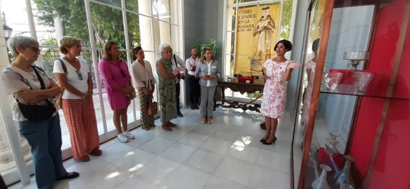 recorrido por la muestra Vidrio español en La Habana. S. XVI-XIX