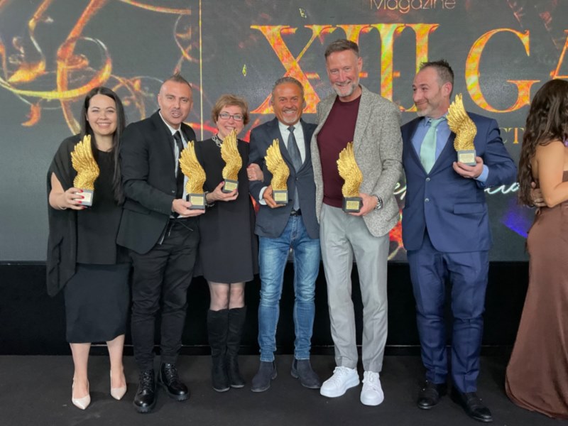 los artistas premiado de Excellence Art Gallery junto al presentador tv Pedro Garcia Aguado