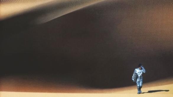 Heinz Mack, Der Künstler im Grand Erg Oriental, 1976 (Fotografie/Dokumentation) © VG Bild-Kunst, Bonn 2021; Foto: Thomas Höpker / Archiv Heinz Mack