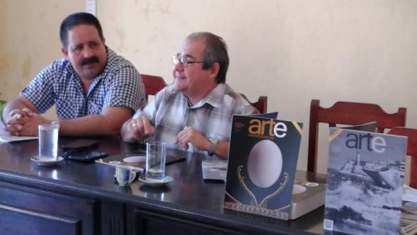 Alexis Triana, editor de Arte por Excelencias y Pablo Emilio Álvarez, delegado de Excelencias en Oriente 