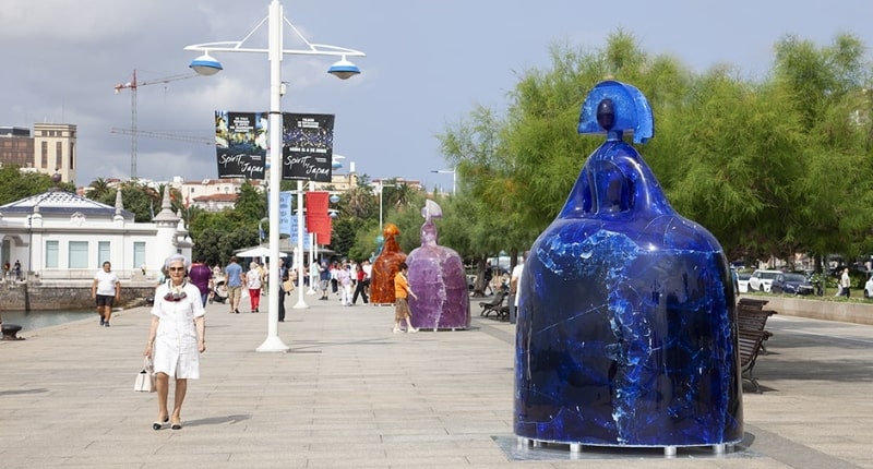 Santander se rinde al arte monumental de Manolo Valdés