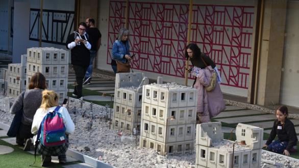 Patio del COAM, with the model of Isaac Cordal