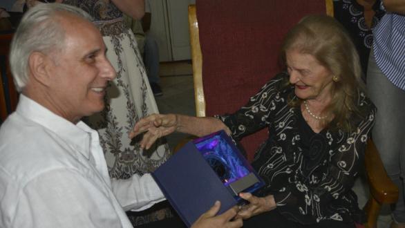 José Carlos de Santiago entrega Premios Excelencias a Carilda Oliver Labra 