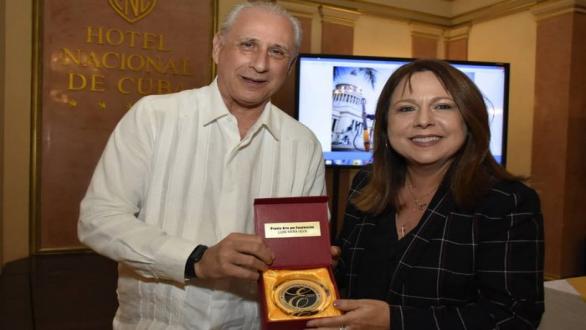 Sr. José Carlos de Santiago y Liuba María Hevia