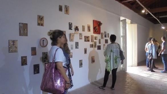 personas en sala expositiva 