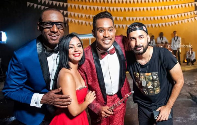 Jose Rojas con músicos de la Orquesta Failde, Premio Excelencias Cuba