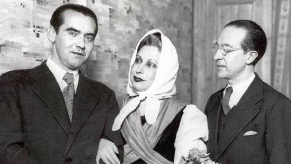 Imagen de portada: Federico García Lorca, Margarita Xirgu y Cipriano Rivas tras el estreno de “Doña Rosita la soltera”. Museo Nacional del Teatro de Almagro. Ministerio de Cultura.