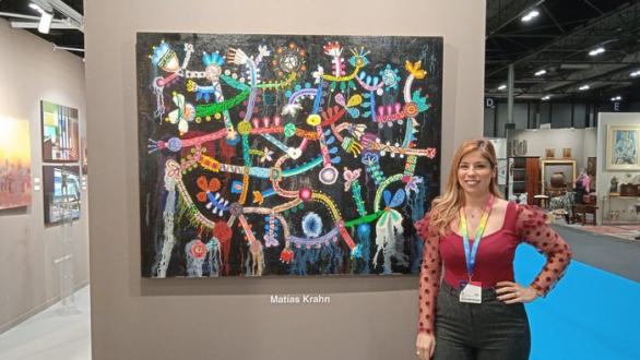 Mariana Rey de Galería Jorge Alcolea en ANTIK PASSION’22 junto a obra de Matías Krahn