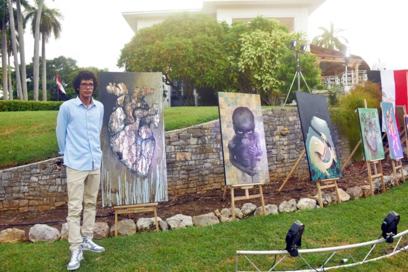 El artista creador de la exposición "El corazón de Egipto en Cuba", Miguel Y. Cosme, con algunas de las obras de la muestra.