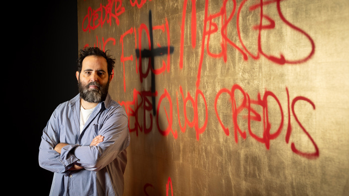 Dos líneas(fe), arte y devoción sobre el lienzo de Stefan Brüggemann