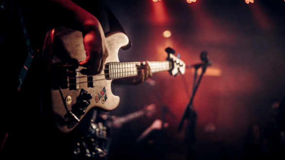 Guitarra eléctrica iluminada en un concierto como símbolo del nuevo coleccionismo de cultura pop