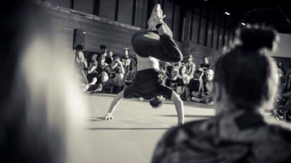 persona bailando- mulafest