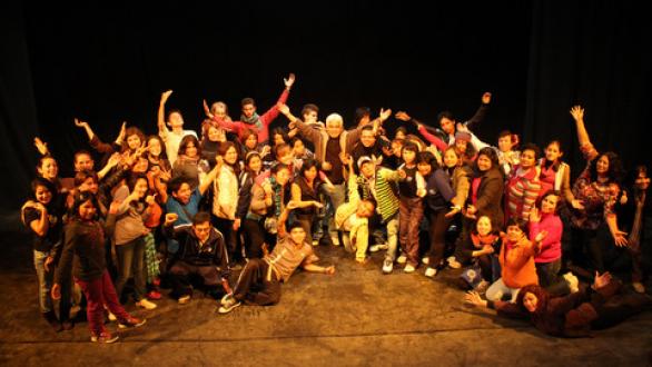 grupo de niños en escenario- la colmenita