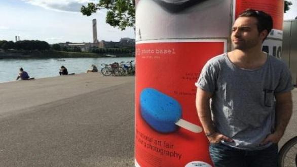 Sven Eisenhut junto al poster de Photo Basel. (Photo Basel)