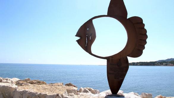 escultura de un pez luna realizada por el artista Toni Marí