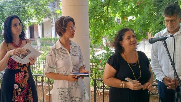 De izquierda a derecha, la artista visual peruana Rosamar Corcuera; Lisandra Aguilar, curadora de la Galería Mariano de la Casa de las Américas; Silvia Llanes, directora de Artes Plásticas de la Casa de las Américas; y el Excmo. Embajador de Perú, Sr. Gonzalo Flavio Guillén Beker.