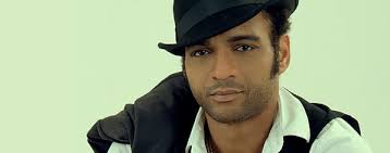 Descemer baila feliz